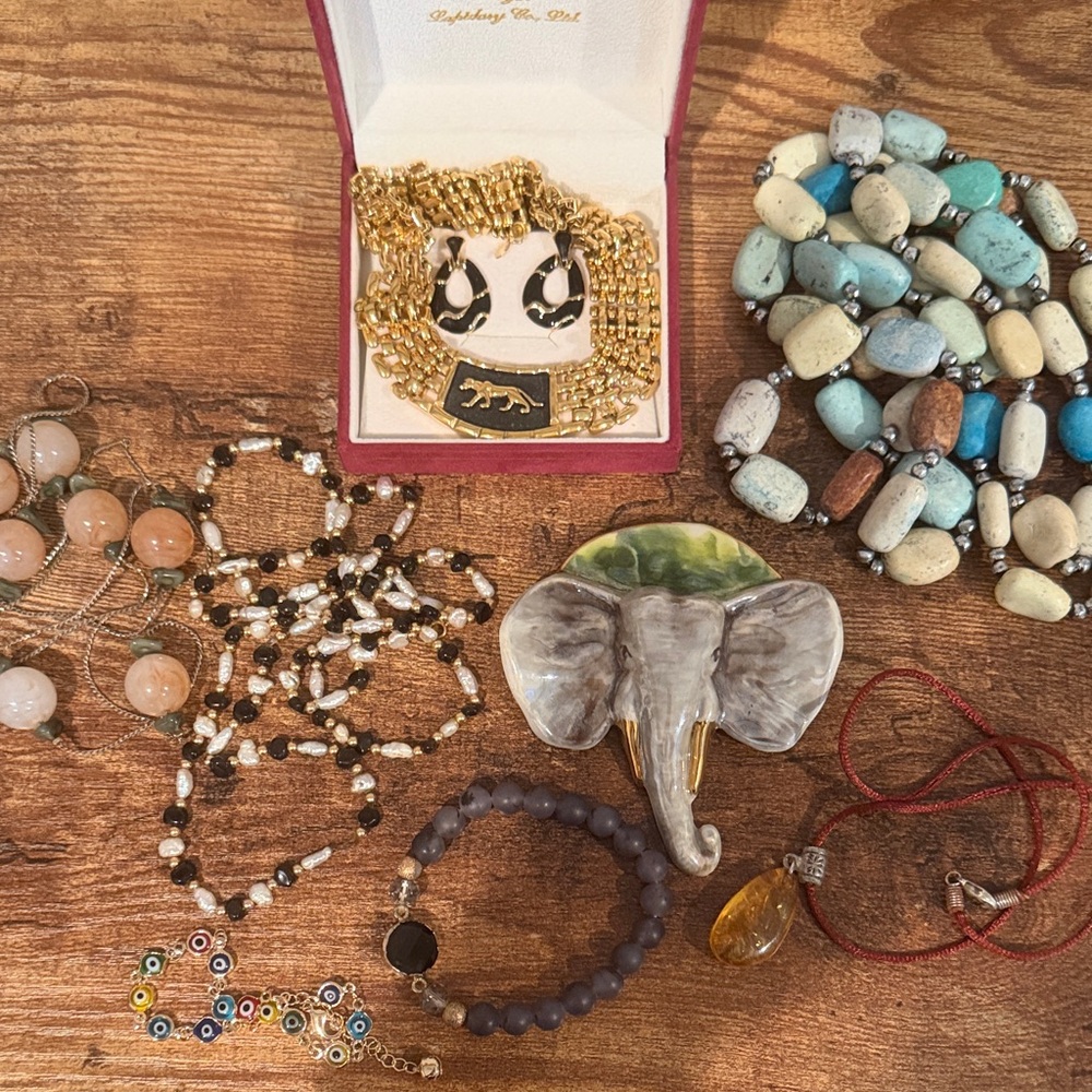 Lot of vintage jewelry